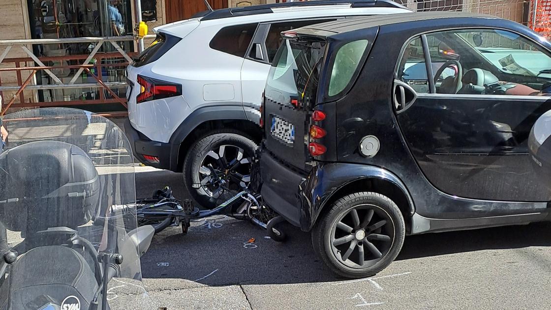Viareggio, tragedia sfiorata in via Fratti: travolte due bici