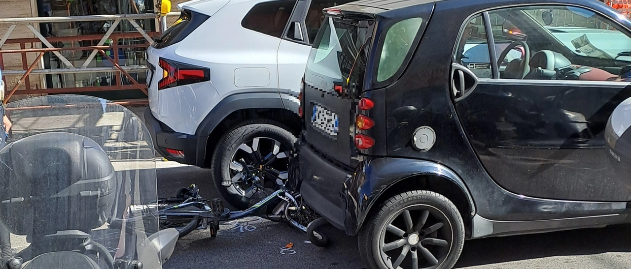 Viareggio, tragedia sfiorata in via Fratti: travolte due bici
