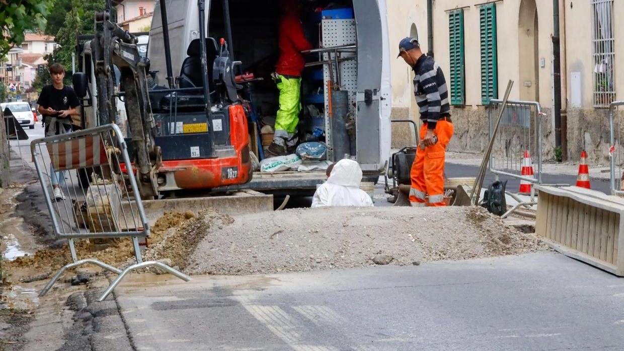I lavori per la riqualificazione di via Roma riguardano tutto il tratto compreso fra via di Porto a Largo Capitelloni I lavori per la riqualificazione di via Roma riguardano tutto il tratto compreso fra via di Porto a Largo Capitelloni