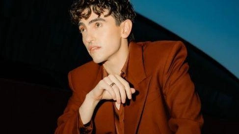 Il cantautore e attore Michele Bravi si esibisce questa sera alla Versiliana