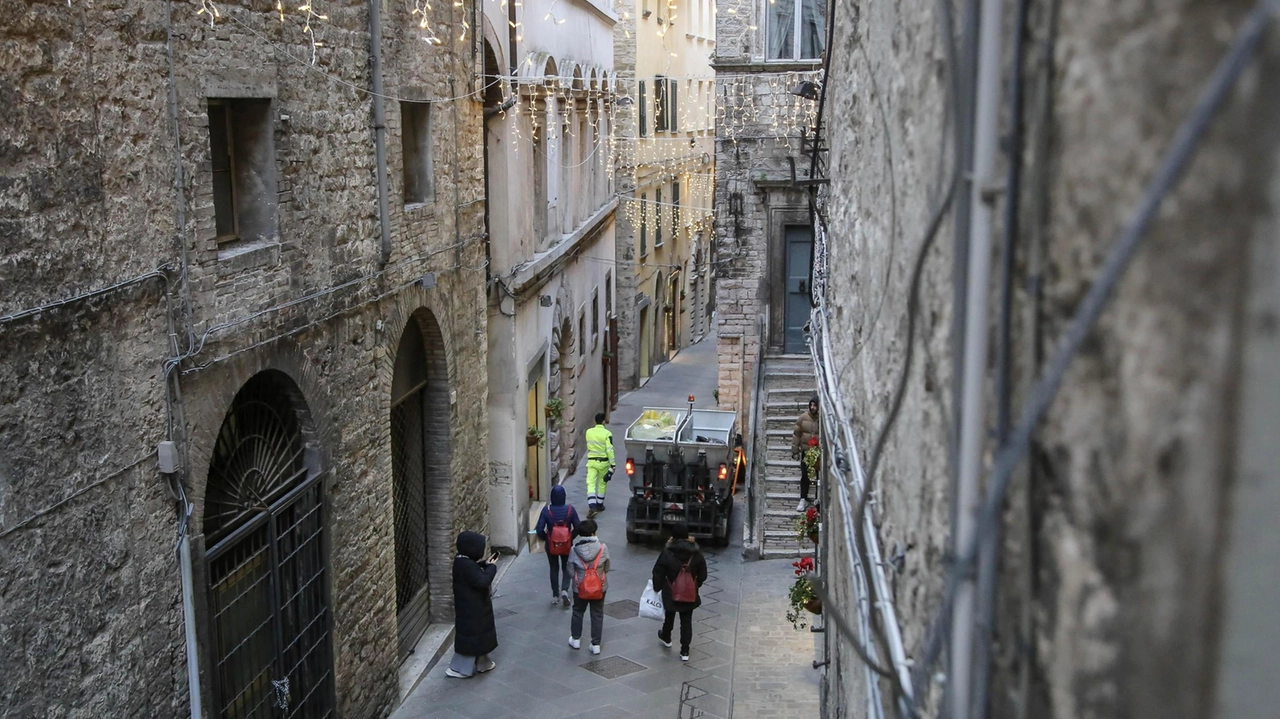 A breve partiranno i lavori per ripavimentare la centralissima via dei Priori. In cantiere la sistemazione di altre strade A breve partiranno i lavori per ripavimentare la centralissima via dei Priori. In cantiere la sistemazione di altre strade