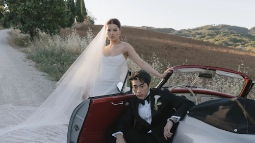 Tyson Yoshi e Christy Lee nella campagna toscana in uno scatto vestiti da sposi: il sì in Val d'Orcia
