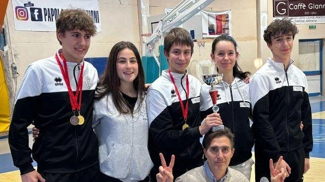 Il Cus Siena Estra si aggiudica a Pontedera il titolo di campione regionale con la squadra di sciabola maschile: Andrea... Il Cus Siena Estra si aggiudica a Pontedera il titolo di campione regionale con la squadra di sciabola maschile: Andrea...