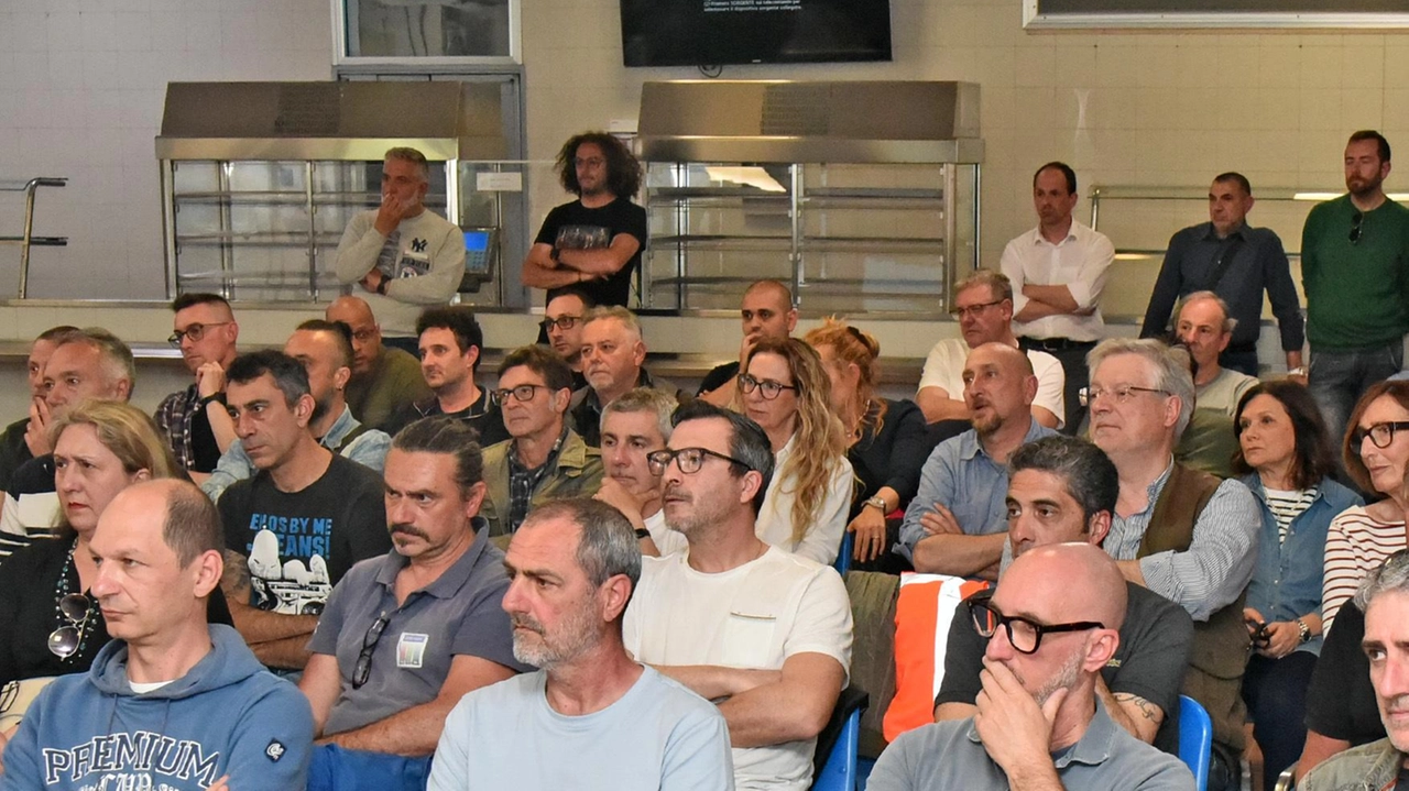 Una delle recenti riunioni che si sono svolte per fare il punto sulla situazione della Venator e sugli interventi necessari per la tutela dei lavoratori