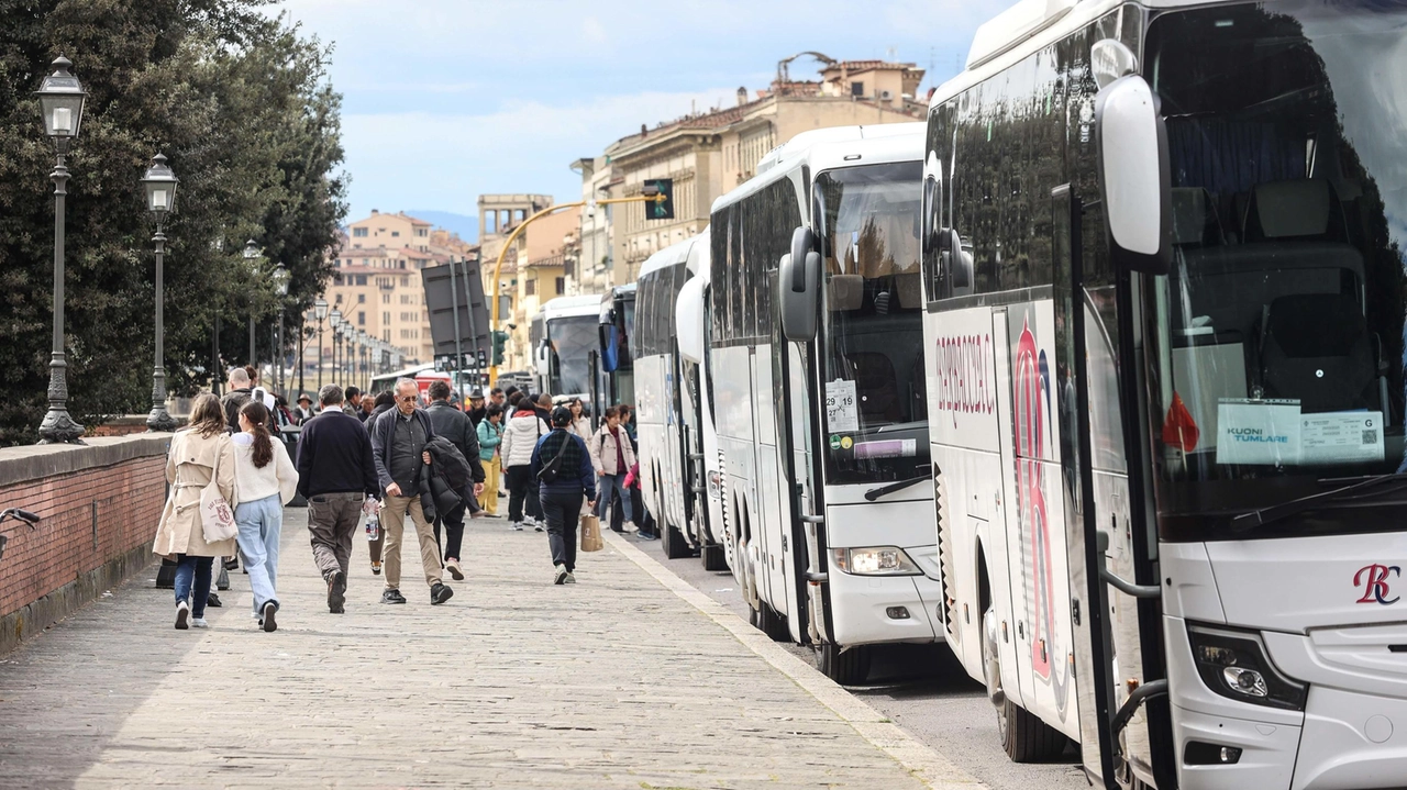 I bus turistici tornano a invadere i viali e a creare problemi al traffico cittadino