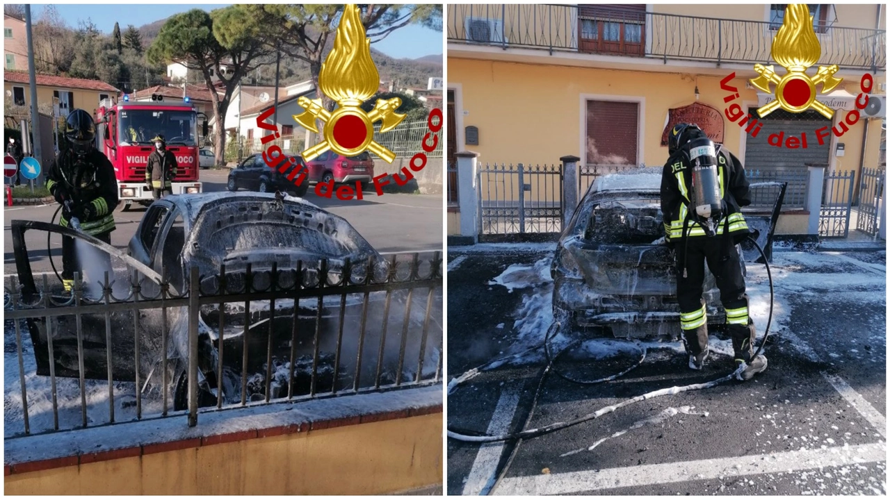 L'intervento dei vigili del fuoco per l'auto incendiata a Luni L'intervento dei vigili del fuoco per l'auto incendiata a Luni