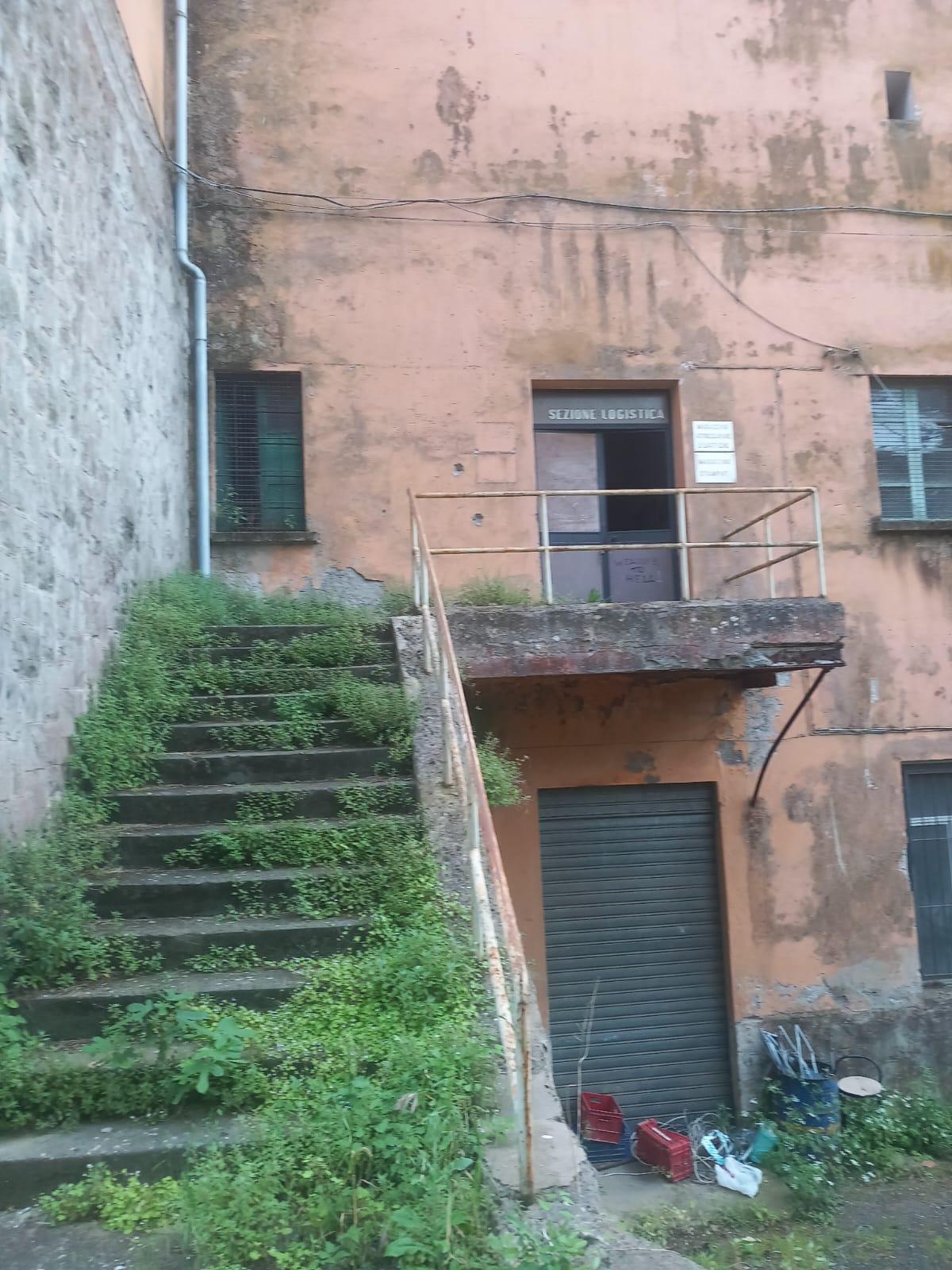 https://www.lanazione.it/image-service/view/acePublic/alias/contentid/NjY5NWEwMGMtNWU3MS00/0/lex-caserma-piave-cade-a-pezzi-il-miraggio-della-scuola-di-polizia.jpeg