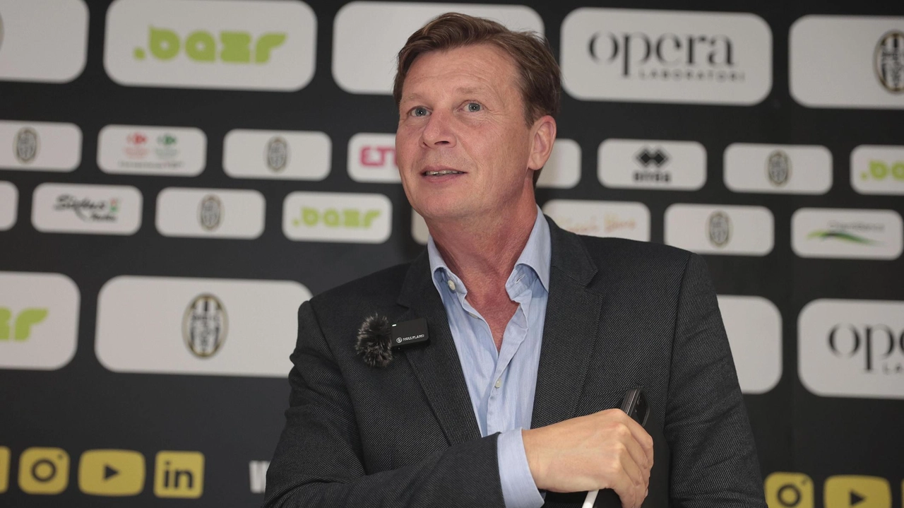 Il presidente Bodin del Siena Fc esprime gratitudine ai tifosi e annuncia piani per raggiungere la Serie C con stabilità. Il presidente Bodin del Siena Fc esprime gratitudine ai tifosi e annuncia piani per raggiungere la Serie C con stabilità.