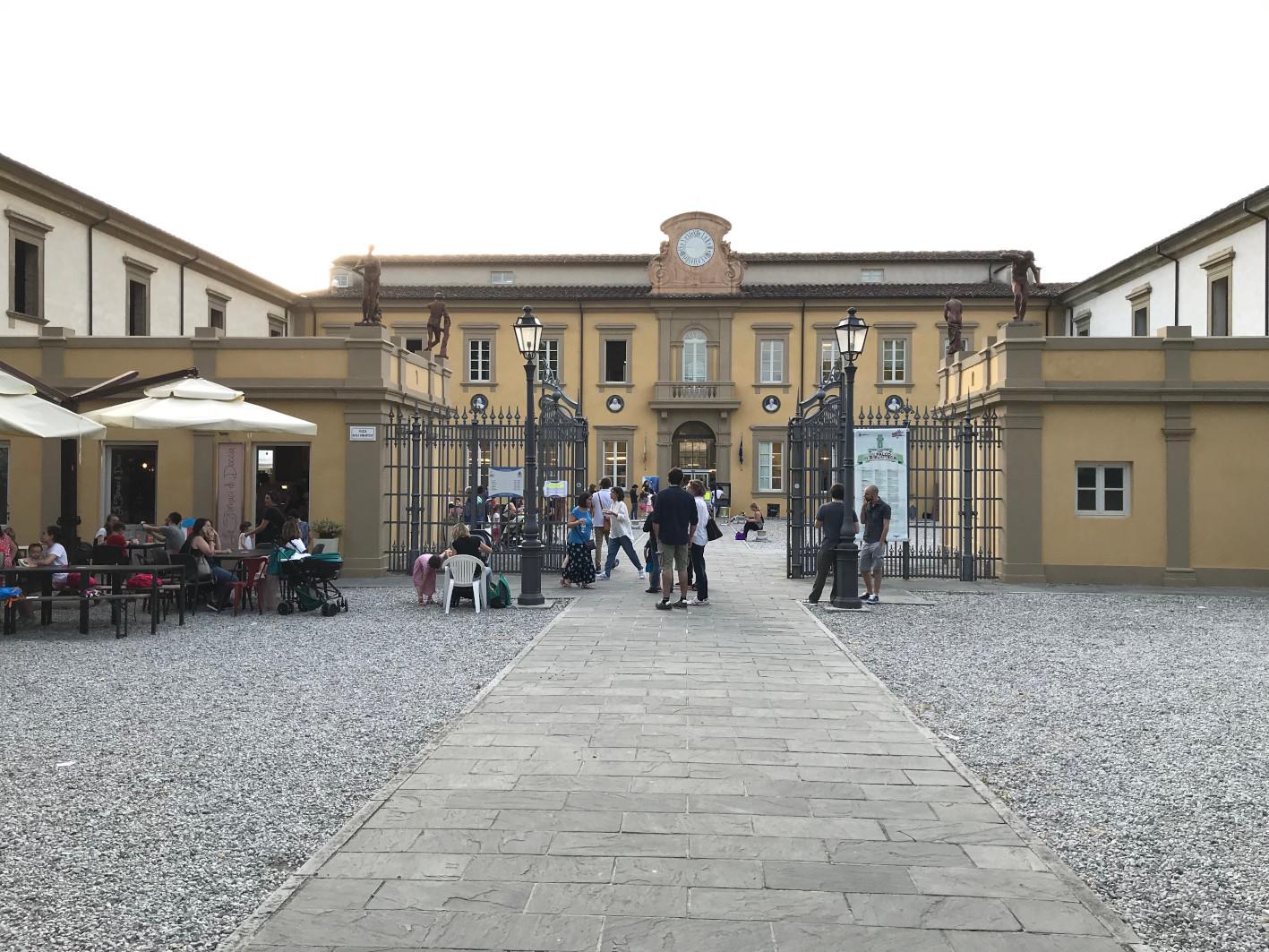 un palco in biblioteca spettacoli e concerti per bambini alla ragionieri di sesto fiorentina
