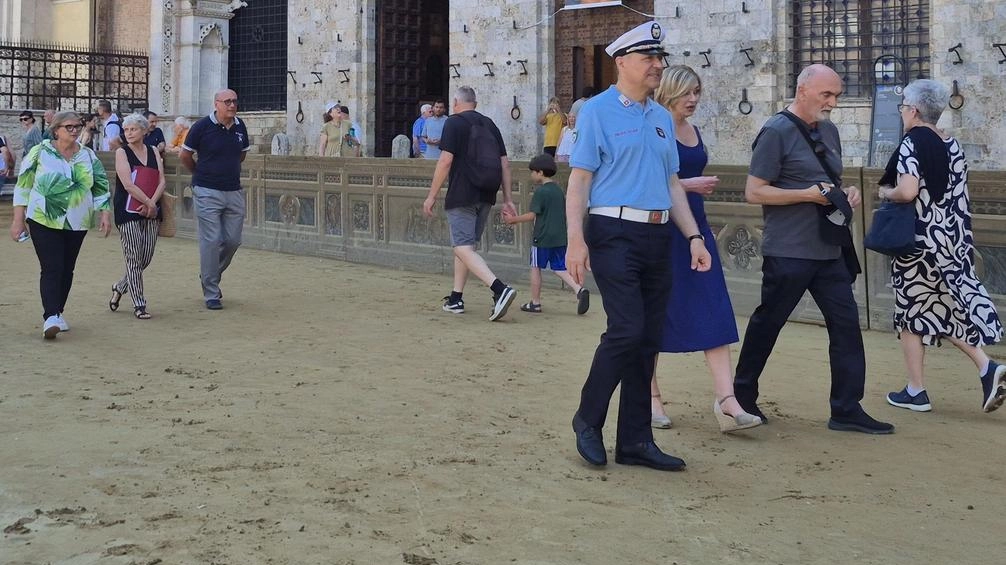 La commissione di vigilanza pubblico spettacolo ha appena terminato il giro di controllo della Piazza, dai palchi agli steccati, e torna in Comune per il verbale La commissione di vigilanza pubblico spettacolo ha appena terminato il giro di controllo della Piazza, dai palchi agli steccati, e torna in Comune per il verbale