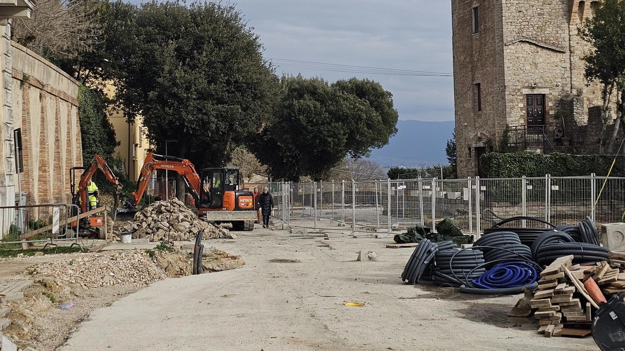 I cantieri in corso lungo via Abdon Menecali, un luogo strategico di Todi davanti al tempio della Consolazione I cantieri in corso lungo via Abdon Menecali, un luogo strategico di Todi davanti al tempio della Consolazione