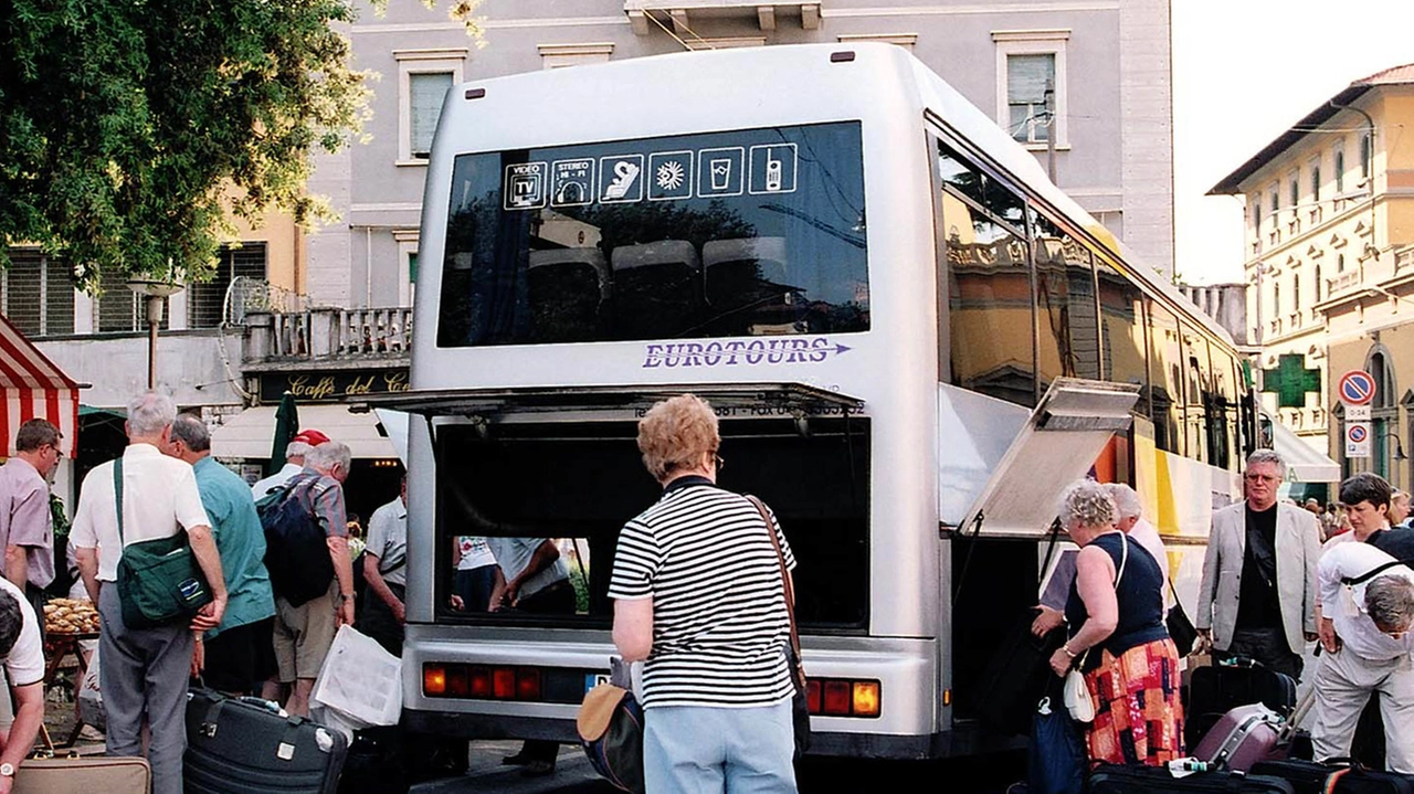 Un bus turistico (Foto di repertorio) Un bus turistico (Foto di repertorio)
