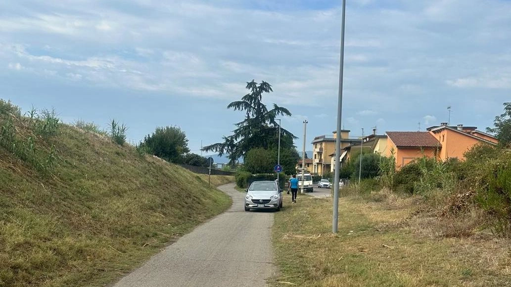 Il tratto della pista intitolato ad Alfredo Binda che porta da Viaccia verso il carcere della Dogaia usato da alcuni irresponsabili come strada per le auto Il tratto della pista intitolato ad Alfredo Binda che porta da Viaccia verso il carcere della Dogaia usato da alcuni irresponsabili come strada per le auto