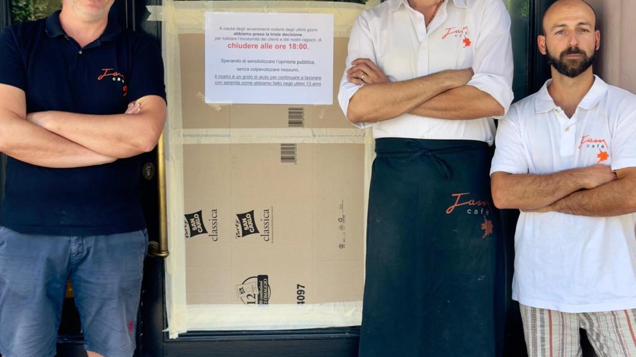 A Certaldo, atti vandalici e clienti ubriachi costringono un'attività a chiudere anticipatamente. I titolari protestano per la mancanza di intervento delle istituzioni. La situazione migliora dopo la chiusura temporanea. A Certaldo, atti vandalici e clienti ubriachi costringono un'attività a chiudere anticipatamente. I titolari protestano per la mancanza di intervento delle istituzioni. La situazione migliora dopo la chiusura temporanea.