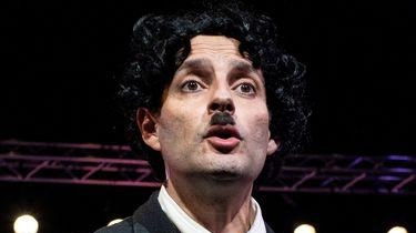 Al Politeama oggi alle 16 andrà in scena La pulce nell’orecchio. Sul palco cubi di gommapiuma, muri di scatole...