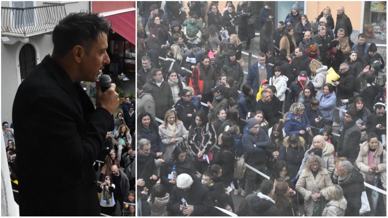 Francesco Gabbani durante l'incontro con i fan nella sua Carrara (Foto Delia)