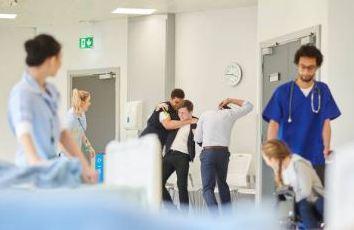 https://www.lanazione.it/image-service/view/acePublic/alias/contentid/NjYxYmIzMWUtNDg3YS00/0/paura-in-pronto-soccorso-ruba-la-pistola-alla-guardia-e-minaccia-i-malati-in-attesa.jpeg?f=1.91:1&w=1200