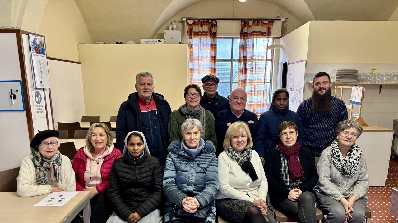 Il gruppo di volontari che ogni giorno manda avanti la Mensa dei poveri della Misericordia di Pontedera Il gruppo di volontari che ogni giorno manda avanti la Mensa dei poveri della Misericordia di Pontedera
