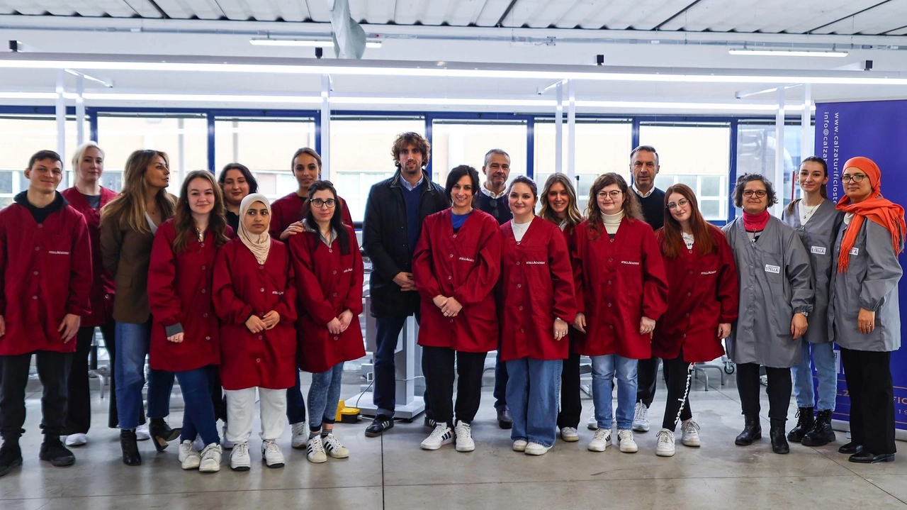 Le apprendiste, le docenti, i soci del Calzaturificio Stella e il sindaco Londi Le apprendiste, le docenti, i soci del Calzaturificio Stella e il sindaco Londi