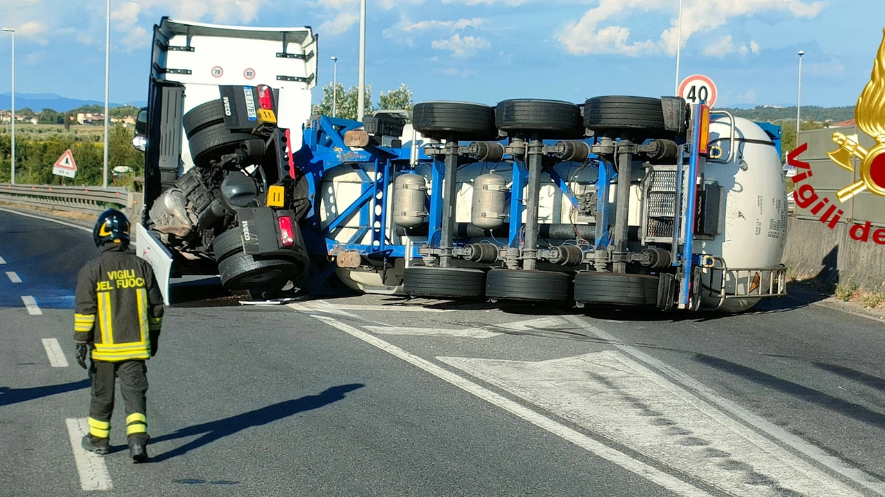 Incidente oggi in Fipili: paura per una cisterna ribaltata. Code, gli itinerari alternativi