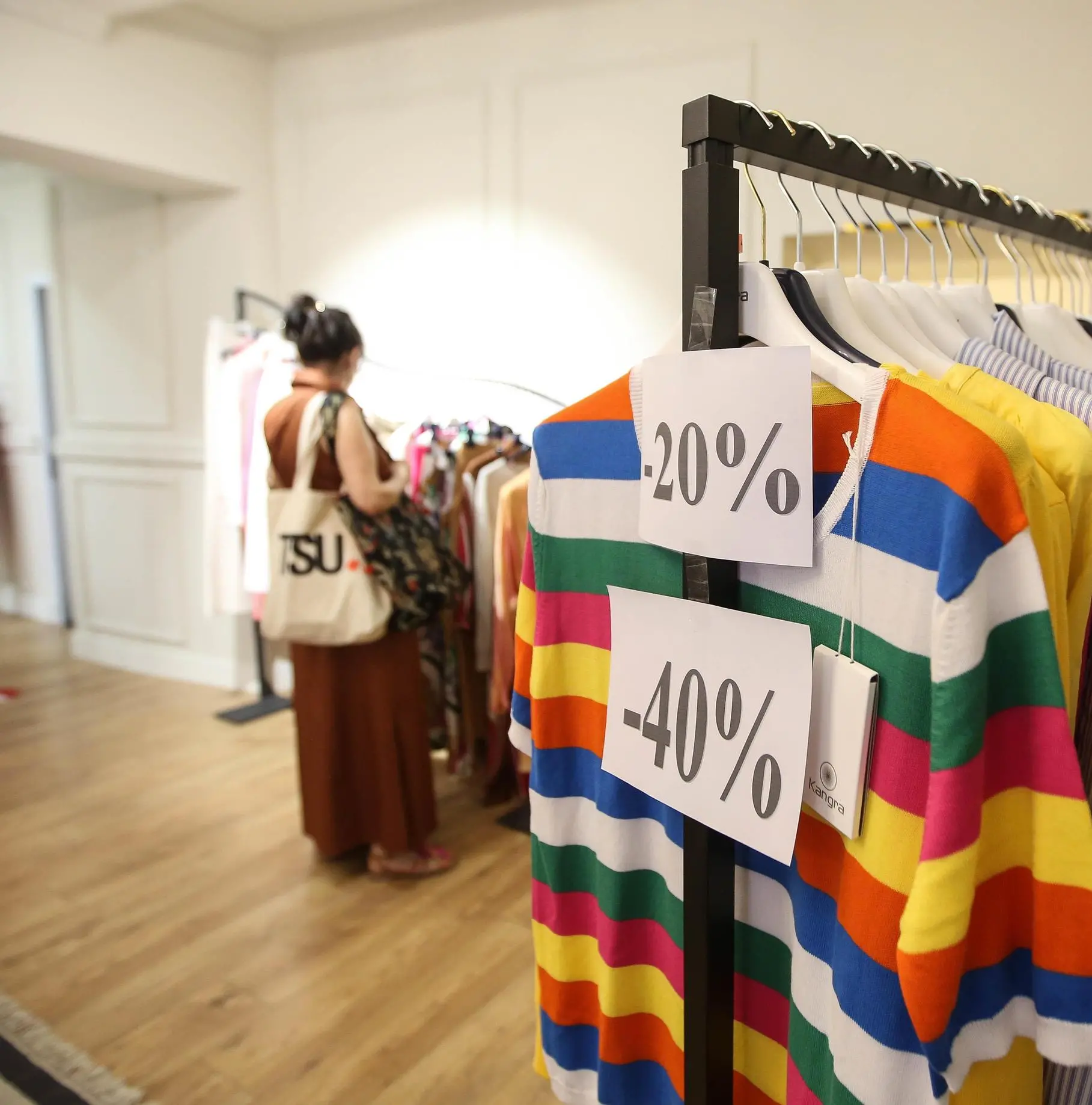 Saldi, partenza a metà : "Il caldo frena lo shopping. Bilancio in chiaroscuro"