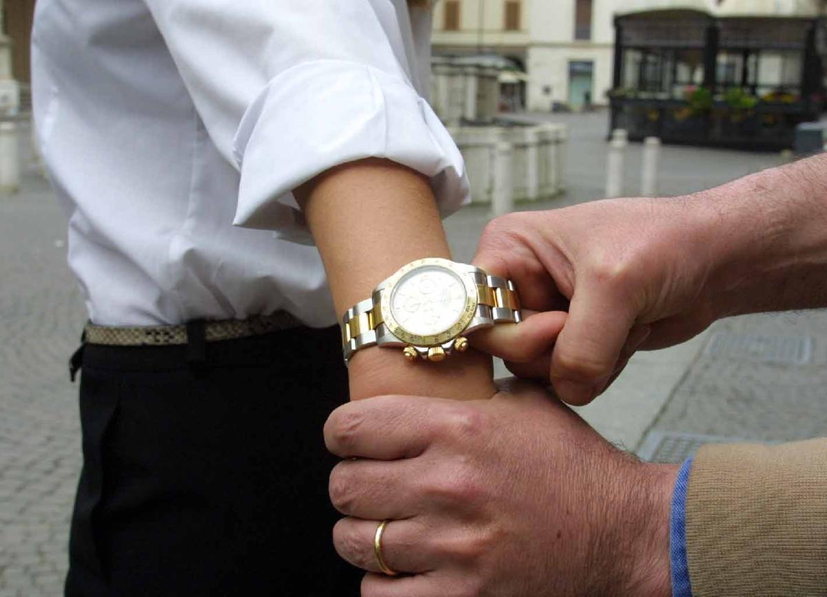 Forte dei Marmi, orologio rubato davanti casa. Lo sfogo: “L’idea di non sentirsi al sicuro, una ferita che sanguina” Forte dei Marmi, orologio rubato davanti casa. Lo sfogo: “L’idea di non sentirsi al sicuro, una ferita che sanguina”