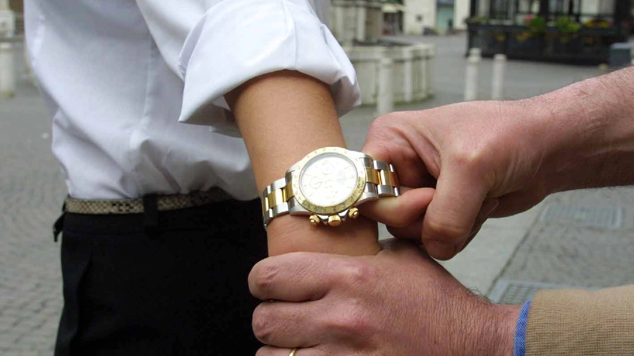 Furto dell’orologio davanti casa: le telecamere hanno ripreso la scena