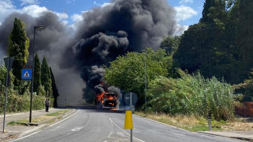 Incendio bus a Calenzano: fiamme e nube nera, il mezzo completamente distrutto Incendio bus a Calenzano: fiamme e nube nera, il mezzo completamente distrutto