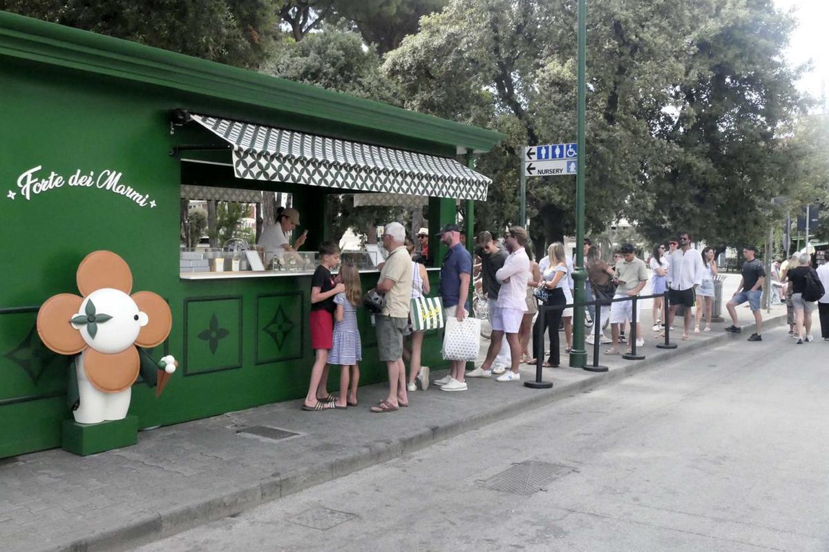Il gelato griffato di Louis Vuitton saluta. Chiosco senza permessi: “Manca la paesaggistica”