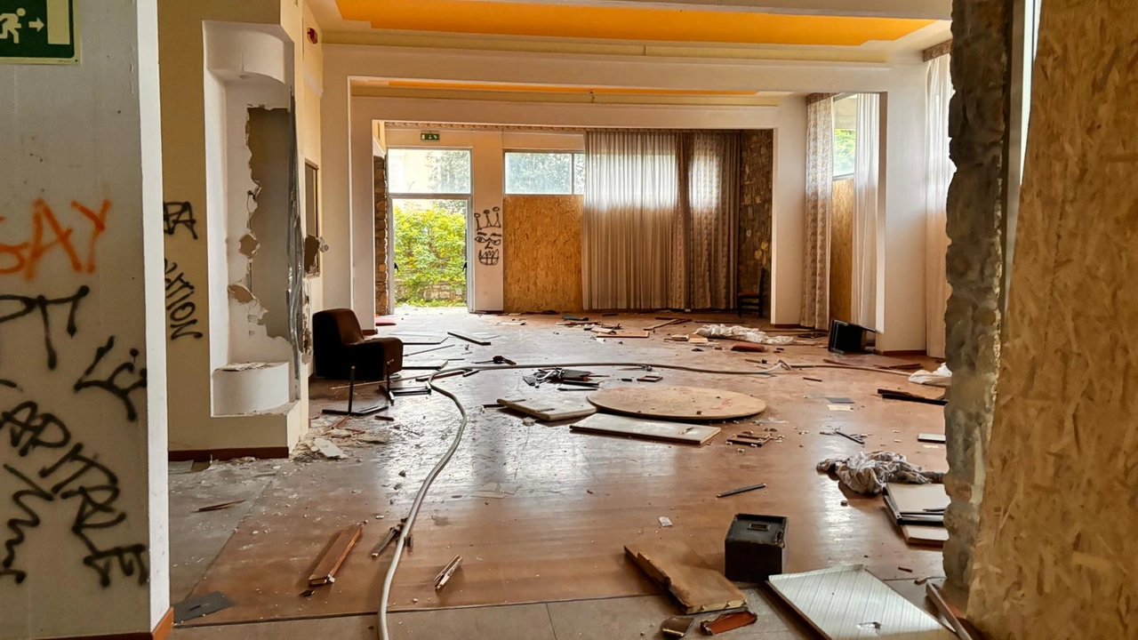 L’interno dell’hotel Cristallino, devastato dai vandali L’interno dell’hotel Cristallino, devastato dai vandali