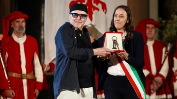 Vasco Rossi a Firenze, le chiavi della città dopo il trionfo al Visarno: tutti in piedi e cori da stadio