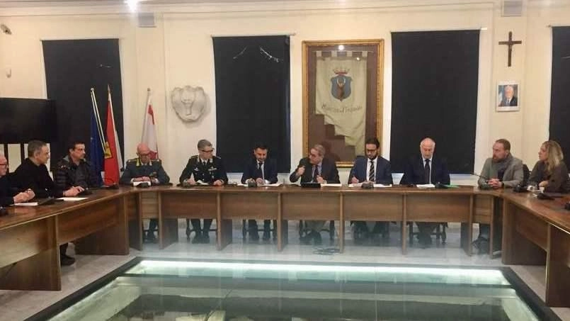Il prefetto Guido Aprea ieri pomeriggio al tavolo con i rappresentanti delle forze dell’ordine, i sindaci del territorio e il presidente della Provincia Gianni Lorenzetti