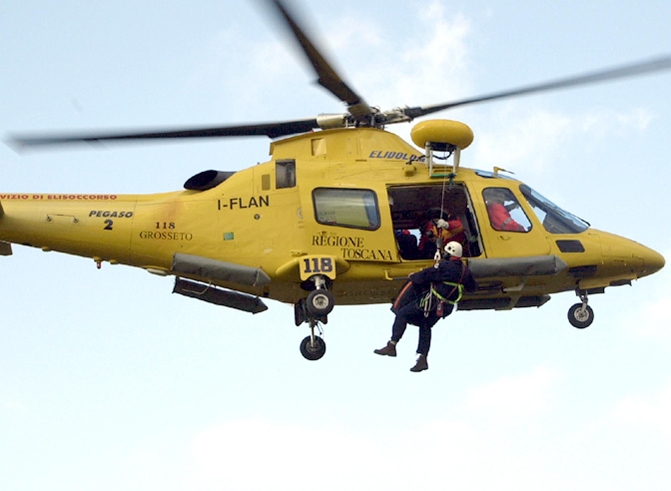 Garfagnana, tragica escursione: muore davanti alla moglie dopo un volo di 30 metri da un sentiero Garfagnana, tragica escursione: muore davanti alla moglie dopo un volo di 30 metri da un sentiero
