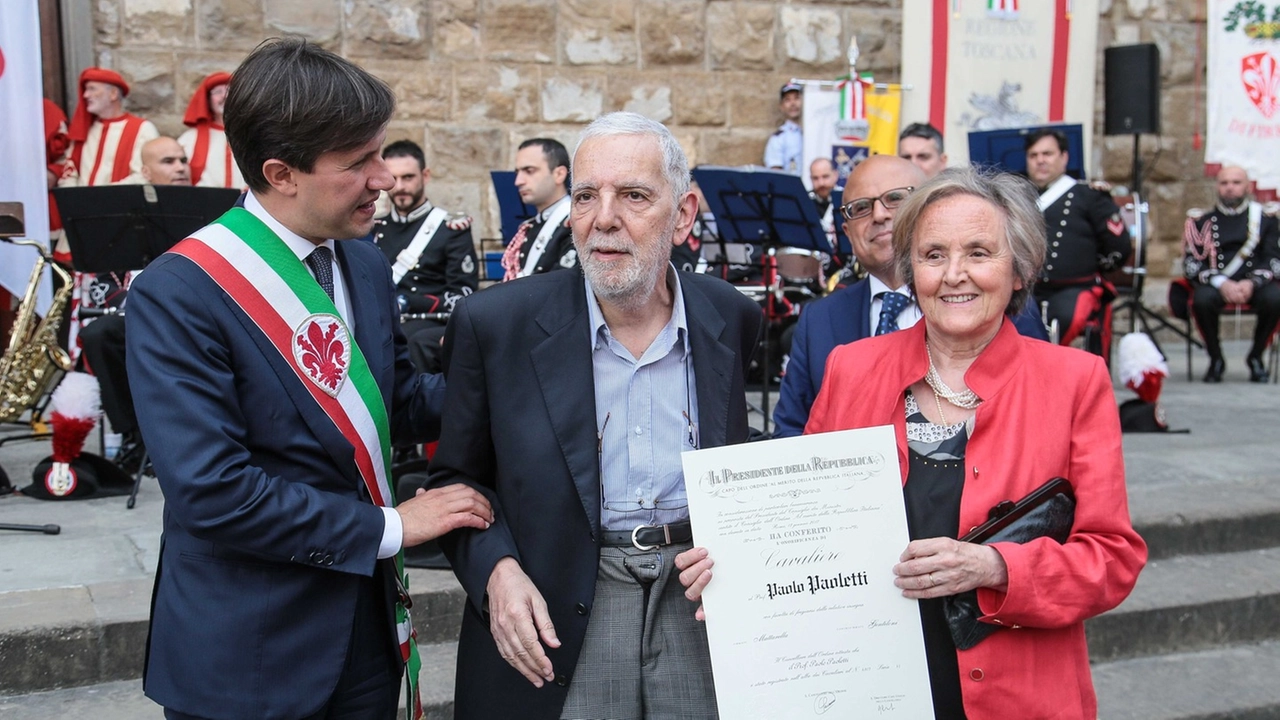 Al centro il ricercatore Paolo Paoletti durante una premiazione in piazza Signoria a Firenze Al centro il ricercatore Paolo Paoletti durante una premiazione in piazza Signoria a Firenze
