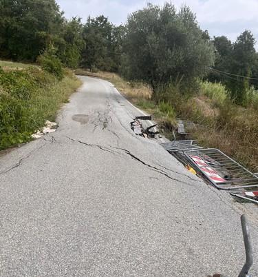 https://www.lanazione.it/image-service/view/acePublic/alias/contentid/NjZiNTFhYzMtMmIyNC00/0/via-san-piero-in-vincio-situazione-intollerabile.jpeg?f=1.91:1&w=1200