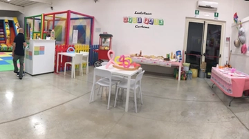 “Guardavi sperando che qualcuno entrasse”: bimba con zero amici alla festa, parla la mamma