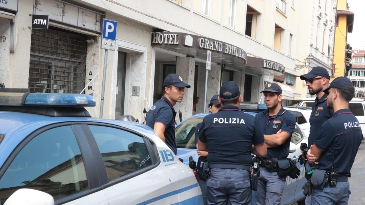 Via Palazzuolo presidiata da controlli degli agenti di Polizia, a due passi dall’ex cinema Fulgor, in via Maso Finiguerra fotoservizio Press Photo Via Palazzuolo presidiata da controlli degli agenti di Polizia, a due passi dall’ex cinema Fulgor, in via Maso Finiguerra fotoservizio Press Photo