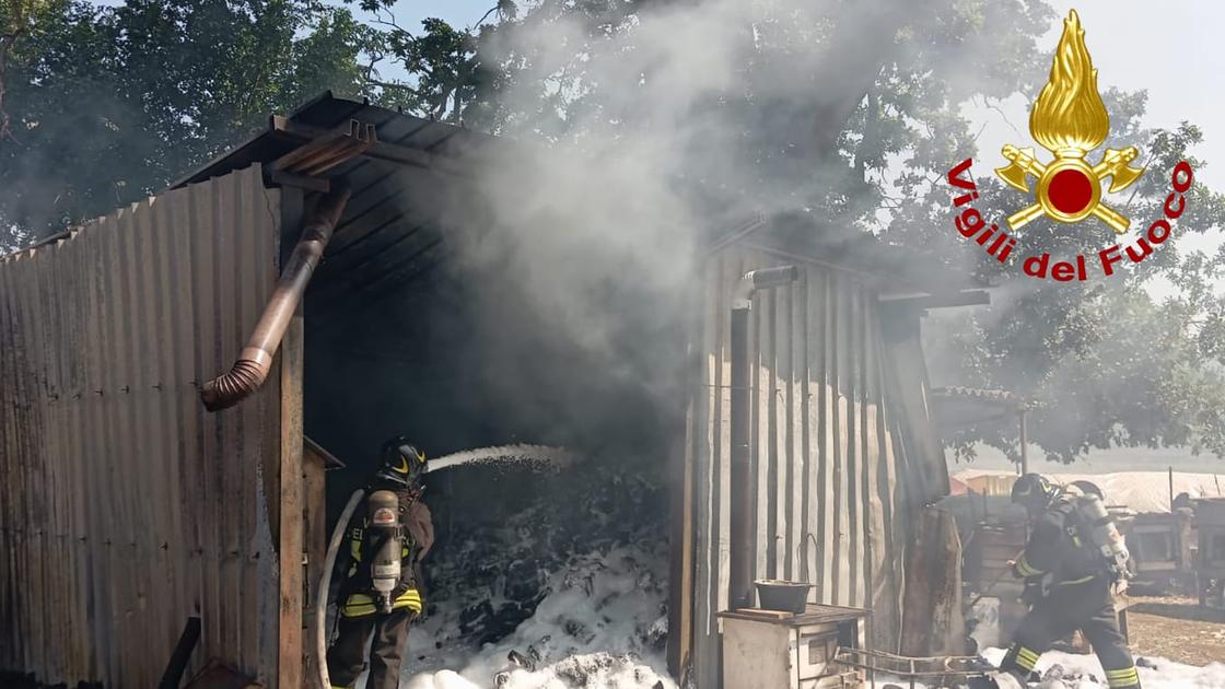 deposito agricolo prende fuoco ustionato il proprietario
