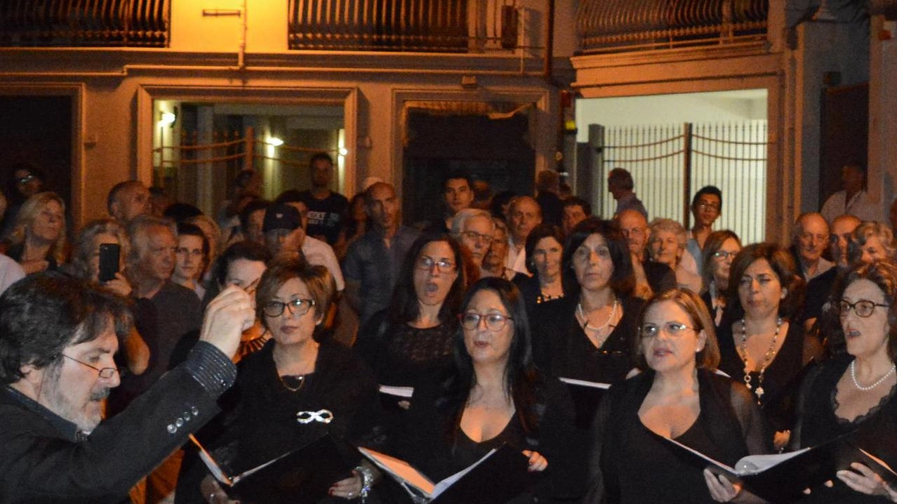 La Corale Puccini oggi alle 21.15 si esibirà nel Duomo cittadino proponendo la «Messa a quattro voci», più conosciutta come «Messa di Gloria» La Corale Puccini oggi alle 21.15 si esibirà nel Duomo cittadino proponendo la «Messa a quattro voci», più conosciutta come «Messa di Gloria»