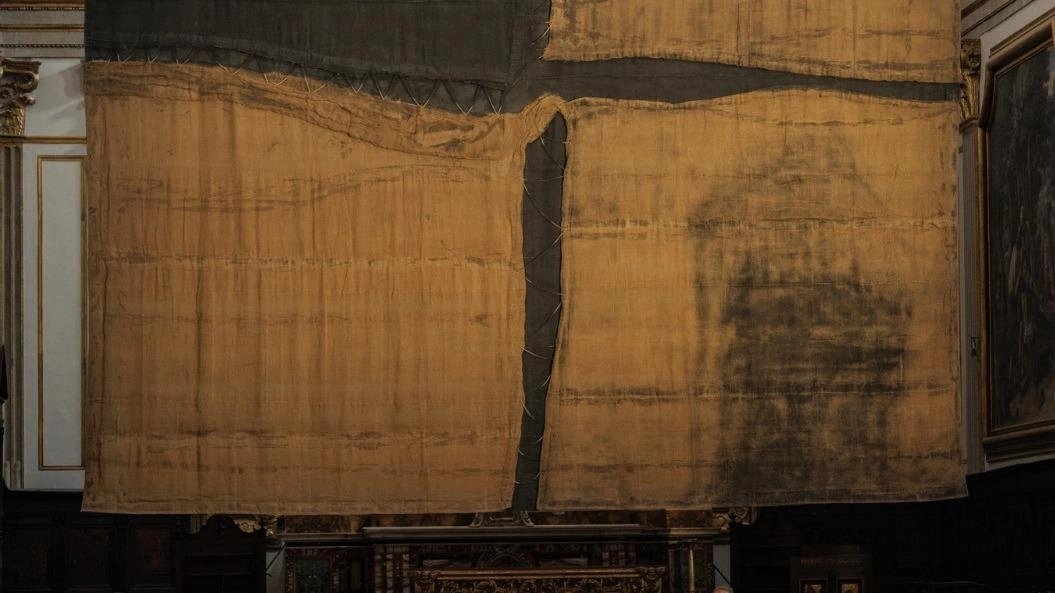Il grande Sacco di Burri esposto per quattro giorni sopra l’altare della Cattedrale Il grande Sacco di Burri esposto per quattro giorni sopra l’altare della Cattedrale