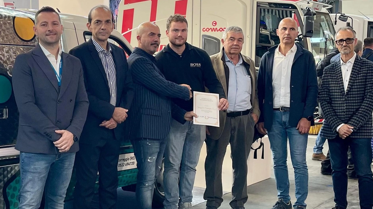 Il camion d’autospurgo più piccolo al mondo, ideato dal pratese Massimo Durgoni assieme a Ampr e Piaggio Il camion d’autospurgo più piccolo al mondo, ideato dal pratese Massimo Durgoni assieme a Ampr e Piaggio