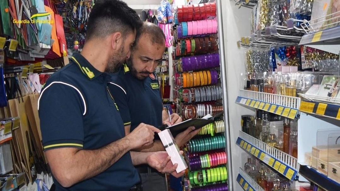 La Guardia di finanza in azione tra gli stand delle Fiere di Umbertide La Guardia di finanza in azione tra gli stand delle Fiere di Umbertide