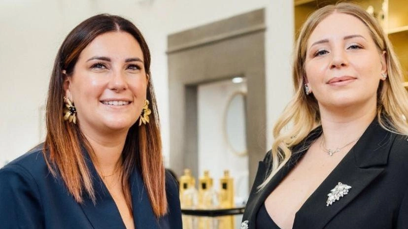 Sommario: A Prato, le sorelle Giuliani hanno aperto una profumeria di nicchia, basata sull'esperienza familiare e la passione per le fragranze di alta qualità. Sommario: A Prato, le sorelle Giuliani hanno aperto una profumeria di nicchia, basata sull'esperienza familiare e la passione per le fragranze di alta qualità.