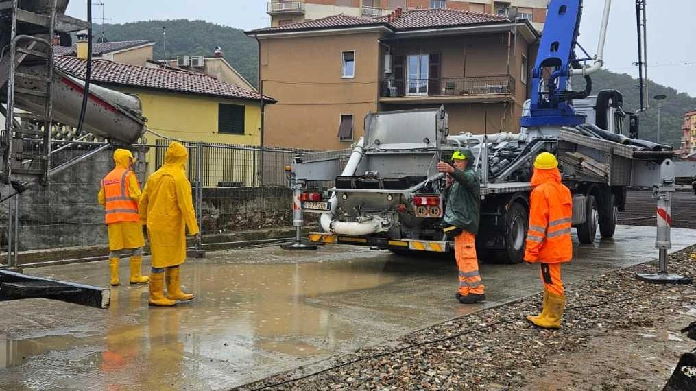 Due momenti dei lavori di adeguamento idraulico e messa in sicurezza del del Rio Maggio a Romito Magra Due momenti dei lavori di adeguamento idraulico e messa in sicurezza del del Rio Maggio a Romito Magra