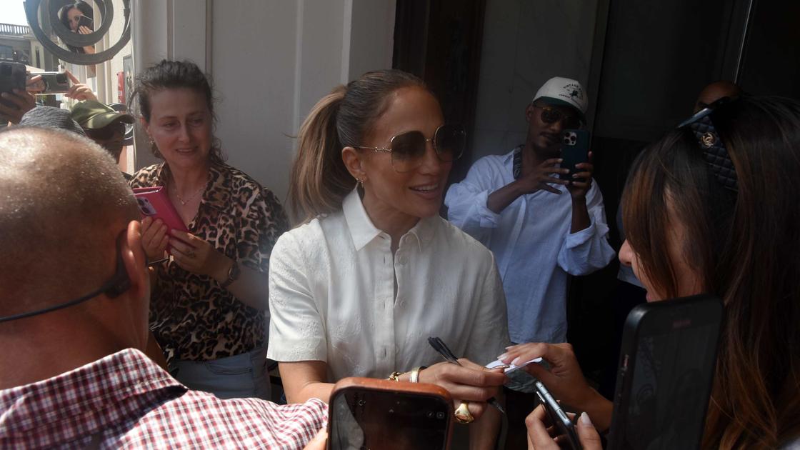Bagno di folla a Viareggio per Jennifer Lopez: sorrisi e autografi alla partenza Bagno di folla a Viareggio per Jennifer Lopez: sorrisi e autografi alla partenza