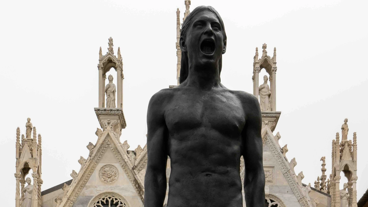 La scultura davanti alla chiesa della Spina La scultura davanti alla chiesa della Spina