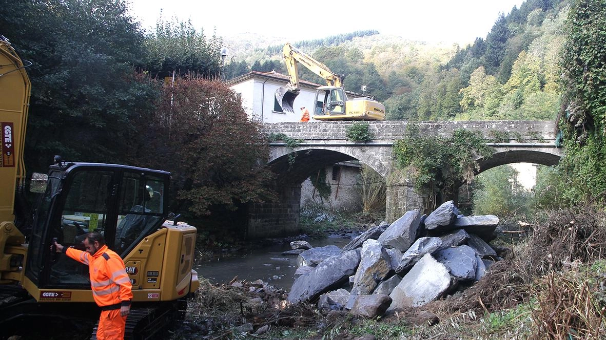 Ponte del Melini, l’immagine dell’inizio dei lavori. nel 2023: le associazioni della Montagna hanno convocato un’assemblea per la mattina di sabato 26 ottobre Ponte del Melini, l’immagine dell’inizio dei lavori. nel 2023: le associazioni della Montagna hanno convocato un’assemblea per la mattina di sabato 26 ottobre