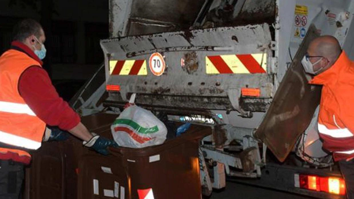 Raccolta dei rifiuti in città: "Durante la notte il servizio sia svolto da due operatori"