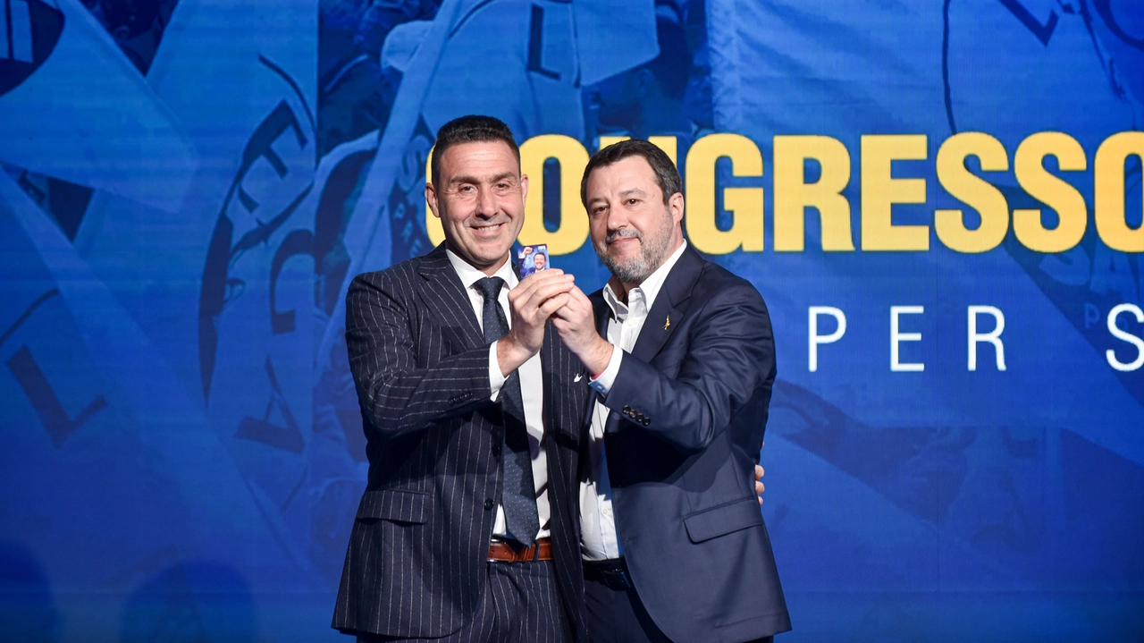 L’eurodeputato Roberto Vannacci, 56 anni, riceve la tessera della Lega da Matteo Salvini