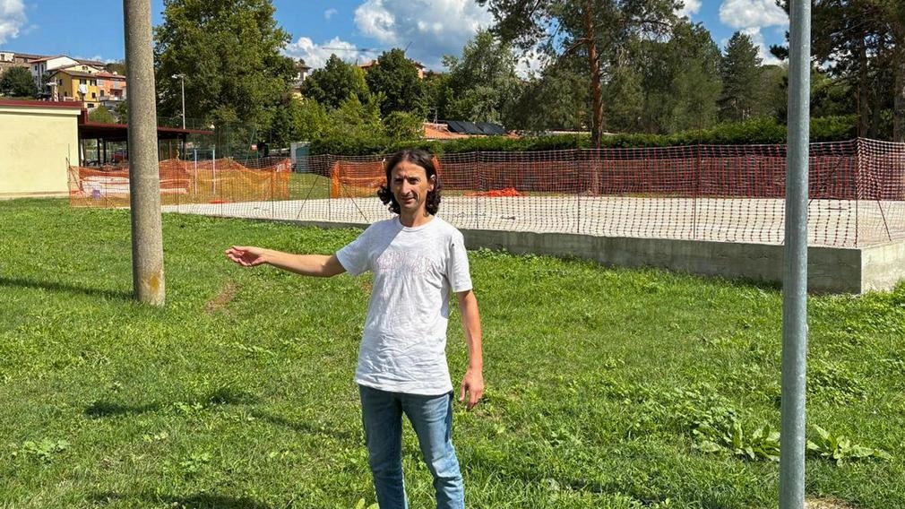 Il cantiere del futuro campo da padel di Vicchio, dove i lavori restano bloccati Il cantiere del futuro campo da padel di Vicchio, dove i lavori restano bloccati